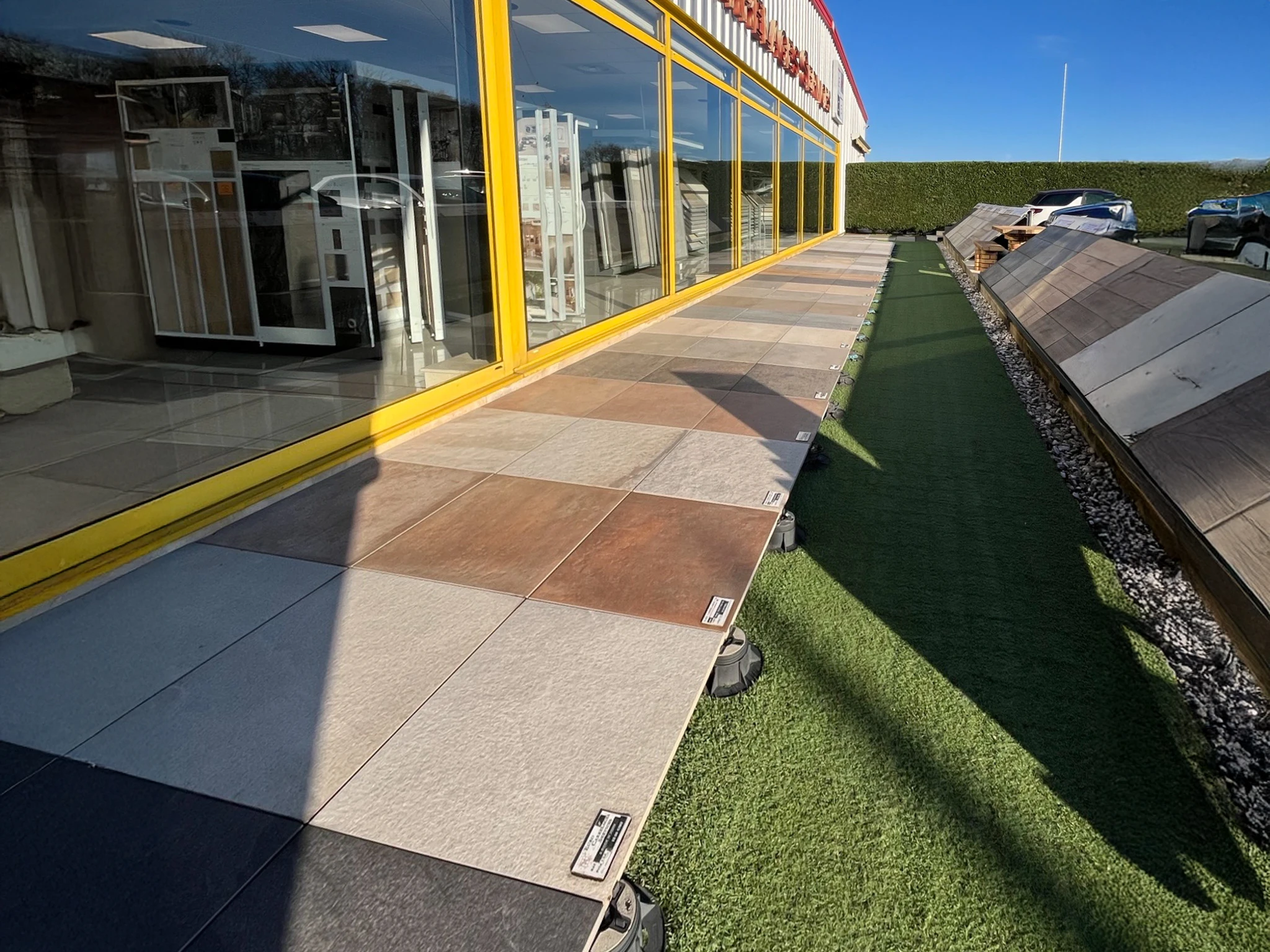 Exposition extérieure de matériaux de construction sur terrasse ensoleillée