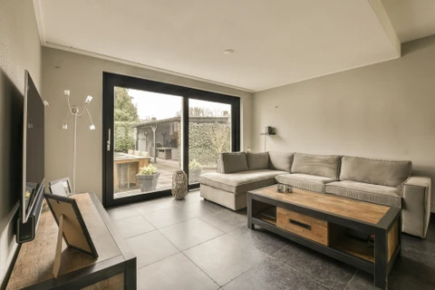 Espace intérieur moderne avec mobilier contemporain disposé sur un sol carrelé