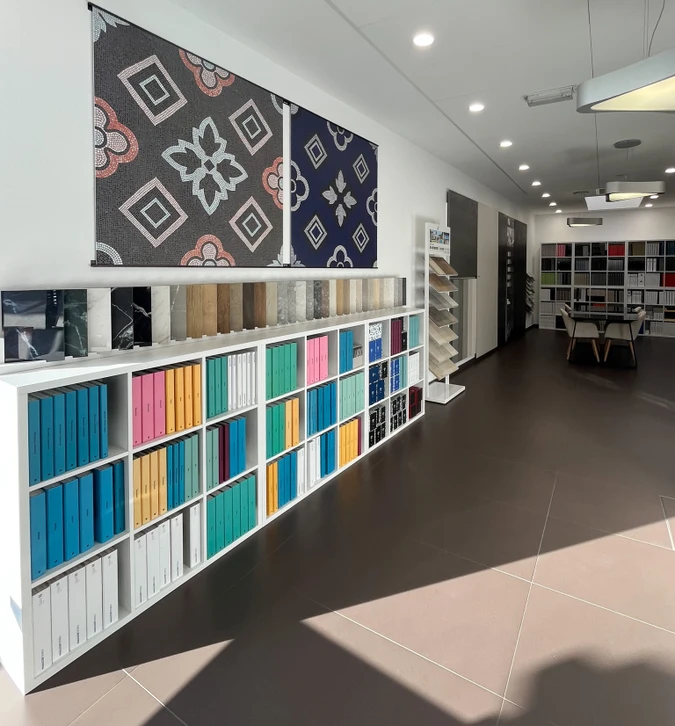 Camion avec mobilier de maison et coffrets en carton, vue lat&eacute;rale