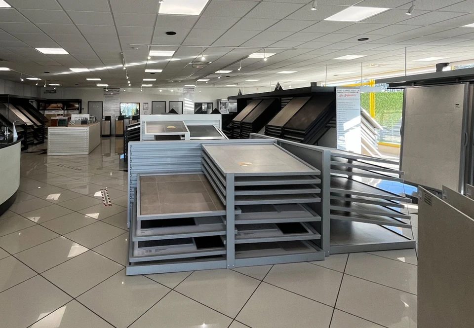 Designer d'intérieur consultant un jeune couple en fonction, gros plan