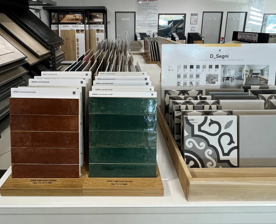 Salle de bain industrielle moderne avec baignoire m&eacute;tallique autoportante, douche &agrave; l'italienne vitr&eacute;e, vasque double sur meuble bois massif