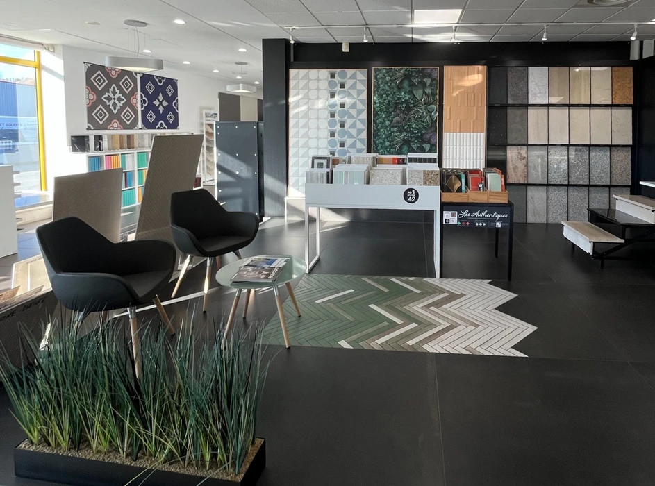 Équipe d'ingénieurs et d'architectes mesurant et discutant chaque détail du plan de construction, vue d'en haut