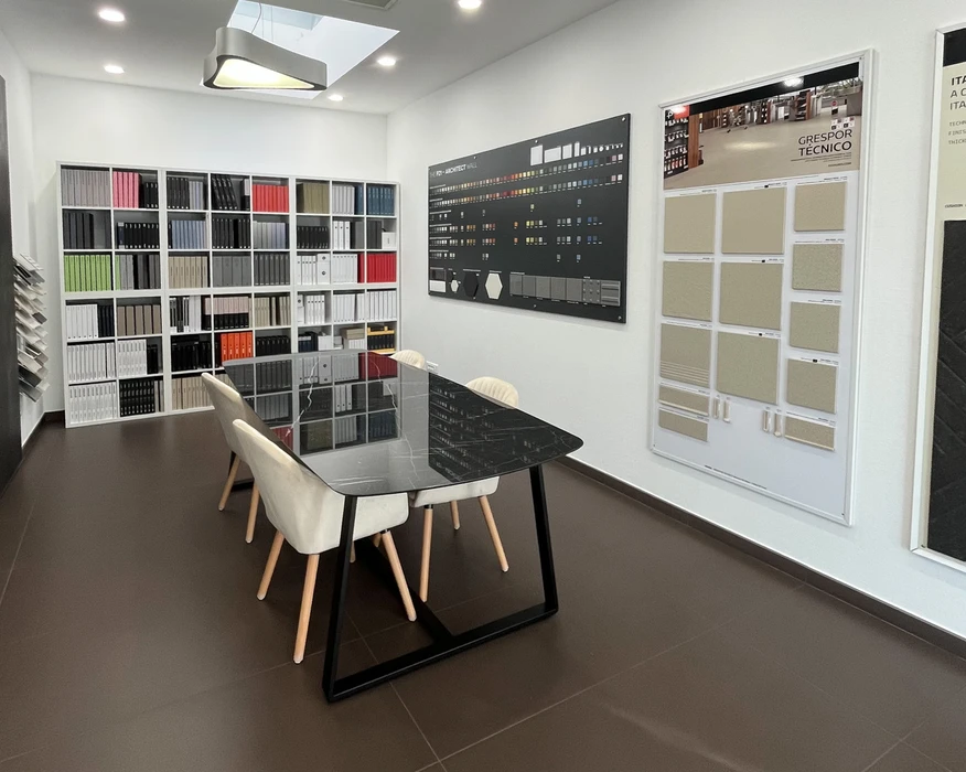 Cuisine moderne avec îlot central, façades blanches laquées sans poignées et plan de travail gris anthracite