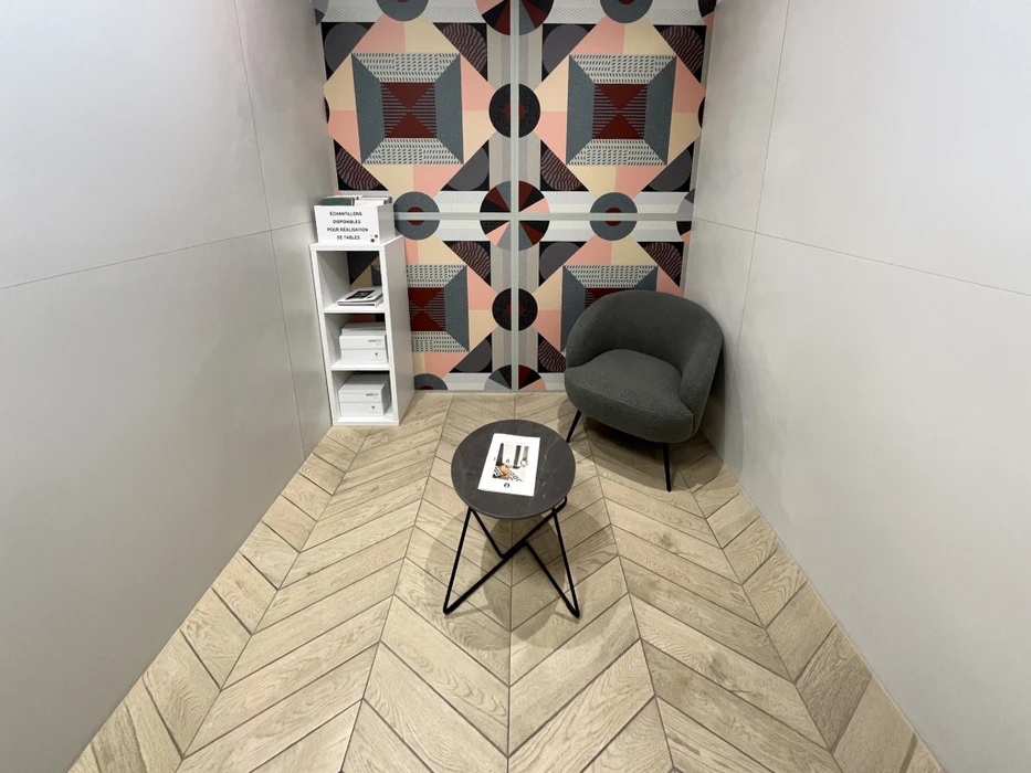 Cuisine moderne avec îlot central, façades blanches laquées sans poignées et plan de travail gris anthracite