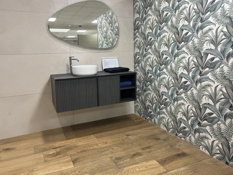 Cuisine moderne avec plan de travail en granit noir, crédence en carreaux de métro blancs avec joints noirs