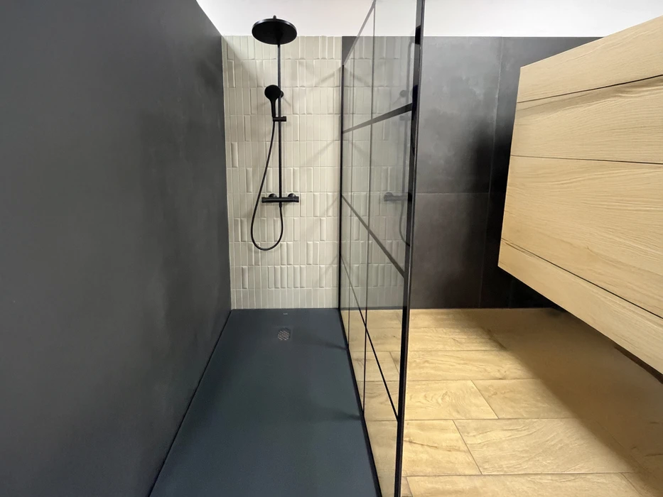 Cuisine contemporaine minimaliste avec îlot central en carrelage gris clair