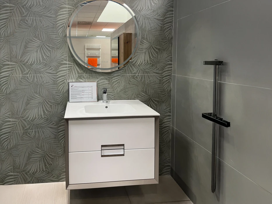 Réunion d'affaires en intérieur avec professionnels autour d'une table en bois