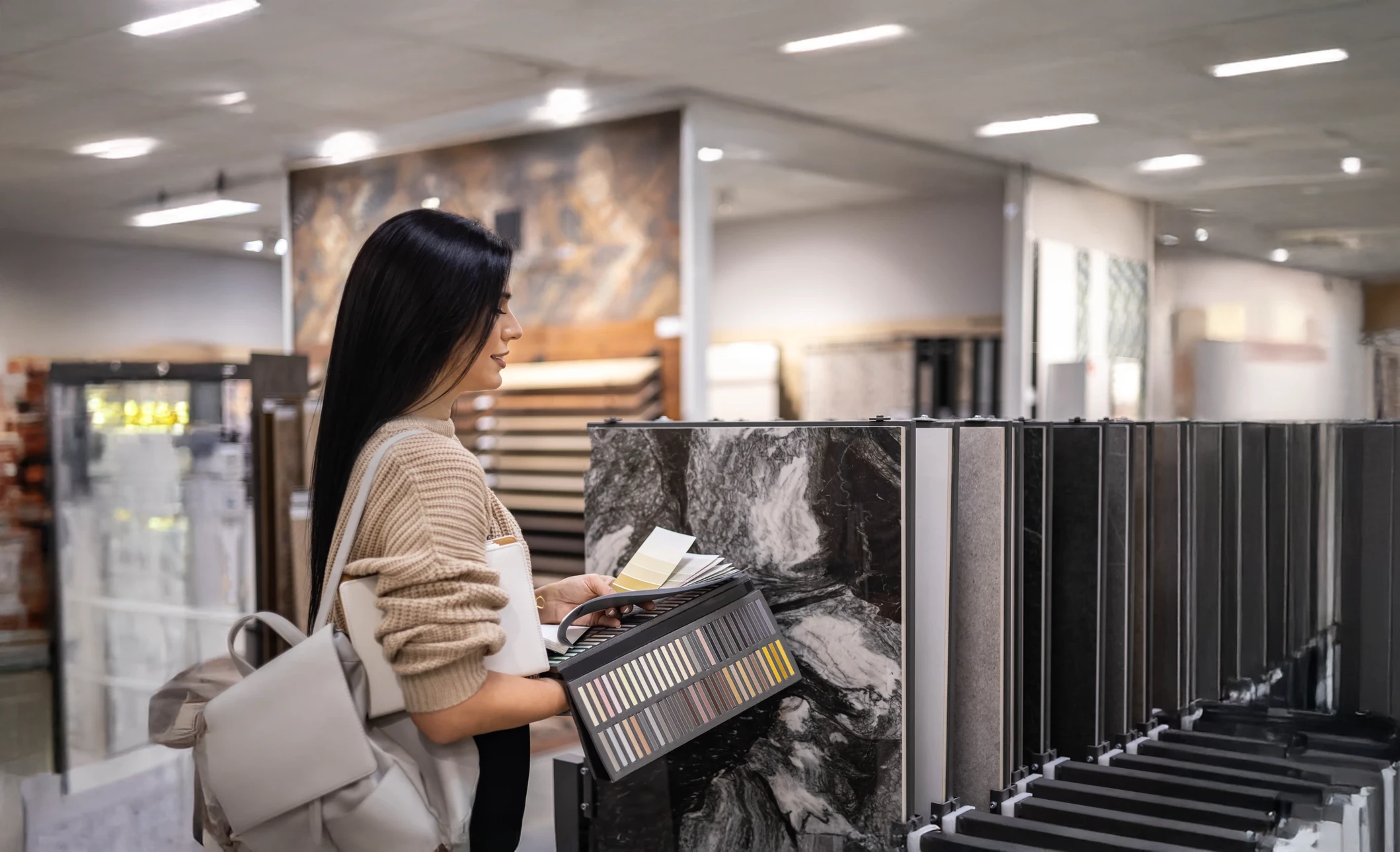 Sol intérieur carrelé en grand format avec finition marbre blanc veiné gris