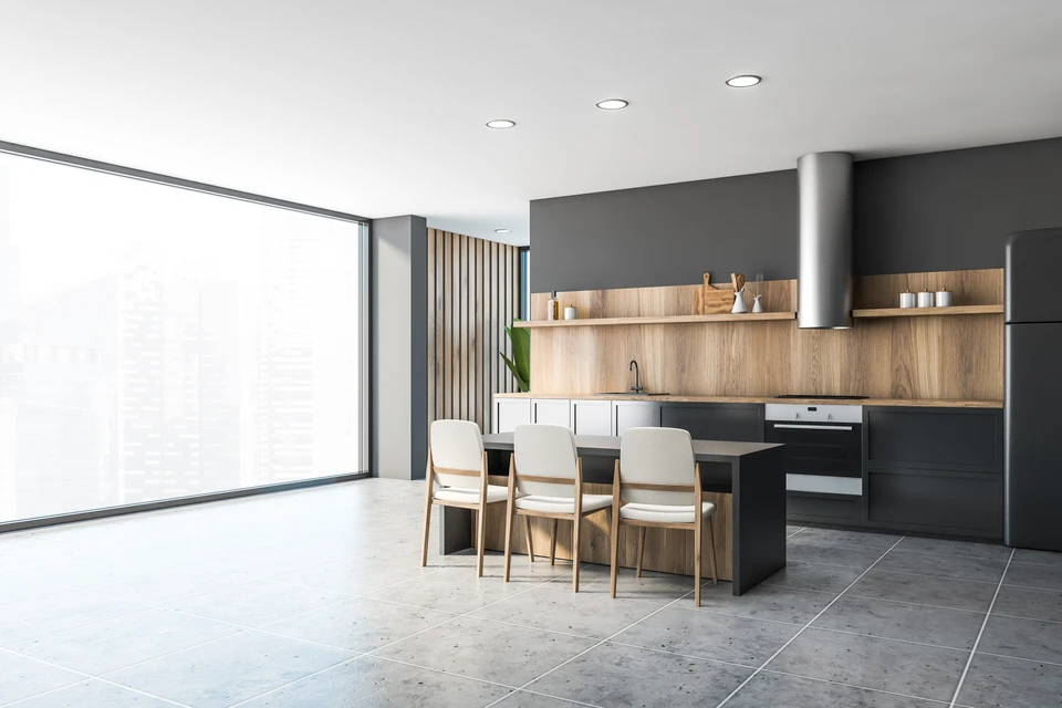 Couple consultant des échantillons de carrelage dans un magasin spécialisé