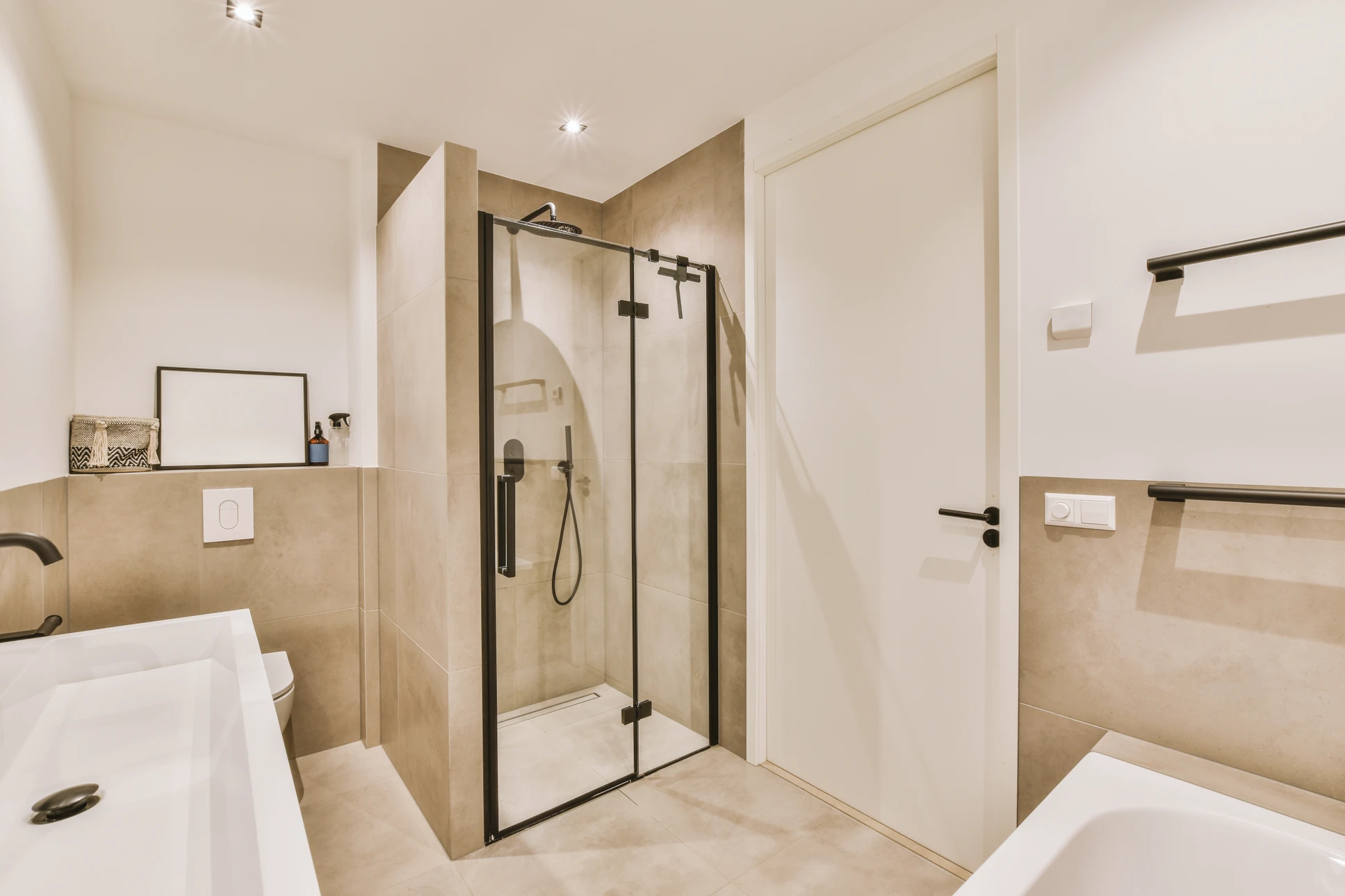 Intérieur salle de bains moderne, main masculine ajustant commande de robinetterie murale