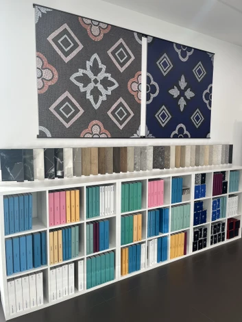 Homme posant des carreaux de pavage sur le sol à l'aide d'une palette et d'un niveau en caoutchouc