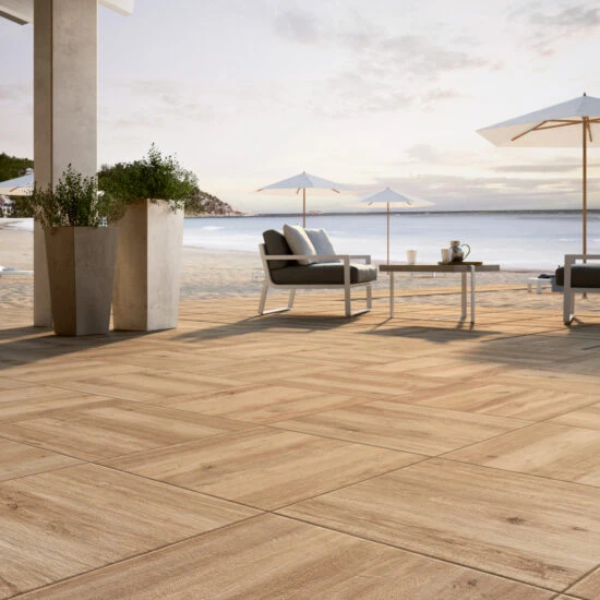 Cuisine moderne avec plan de travail en granit noir, crédence en carreaux de métro blancs avec joints noirs