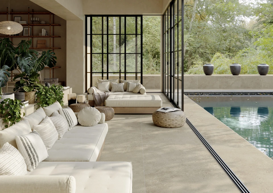 Cuisine moderne avec plan de travail en granit noir, crédence en carreaux de métro blancs avec joints noirs