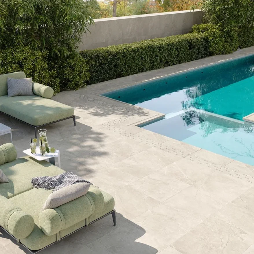 Cuisine moderne avec plan de travail en granit noir, crédence en carreaux de métro blancs avec joints noirs