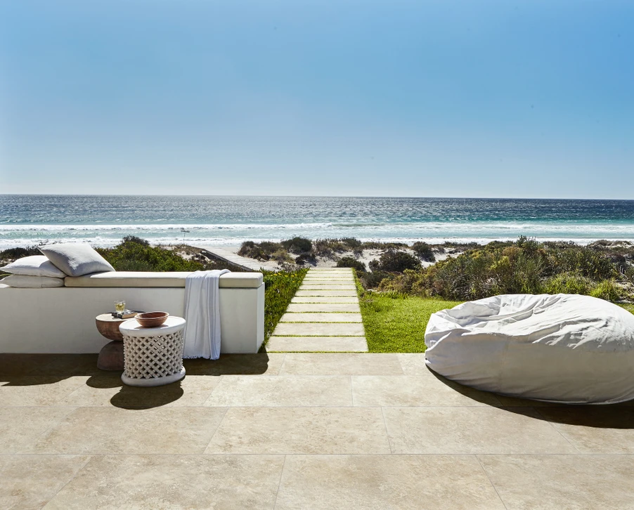 Cuisine moderne avec plan de travail en granit noir, crédence en carreaux de métro blancs avec joints noirs